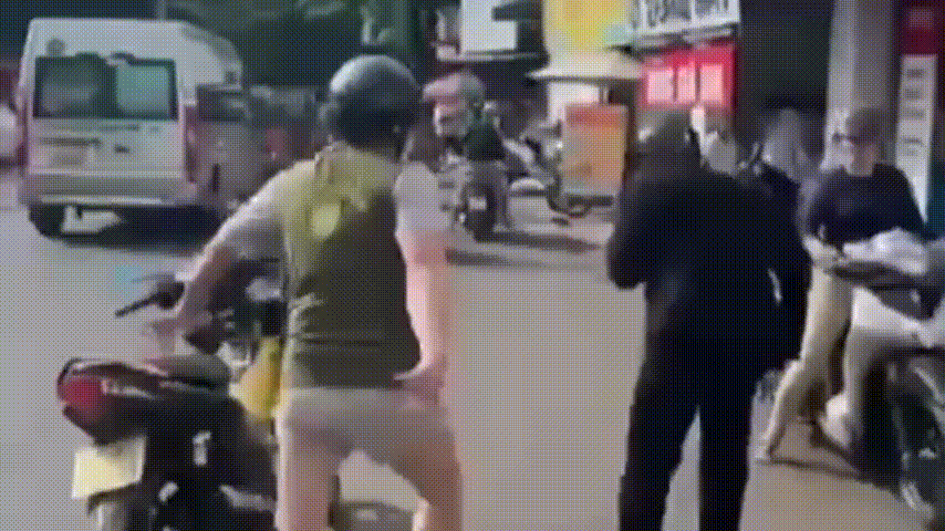 Mới nhất vụ chặn xe đánh người hộc máu miệng rồi quát 'mày biết tao là ai không?'- Ảnh 2.