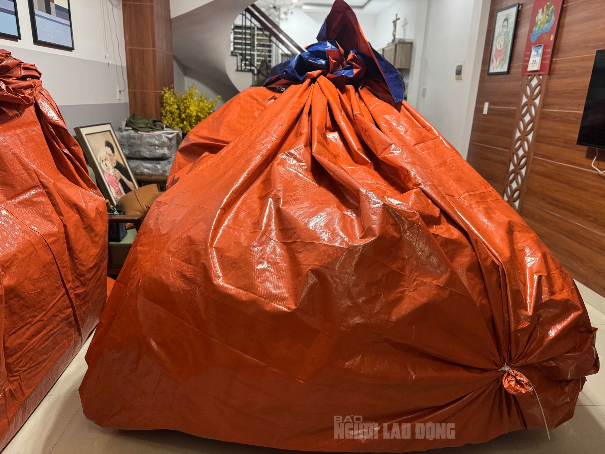 Sợ ngập, chủ xe BMW ở Đà Nẵng nghĩ ra cách ‘độc lạ’ để bảo vệ xế cưng- Ảnh 1. Sợ ngập, chủ xe BMW ở Đà Nẵng nghĩ ra cách ‘độc lạ’ để bảo vệ xế cưng- Ảnh 1.