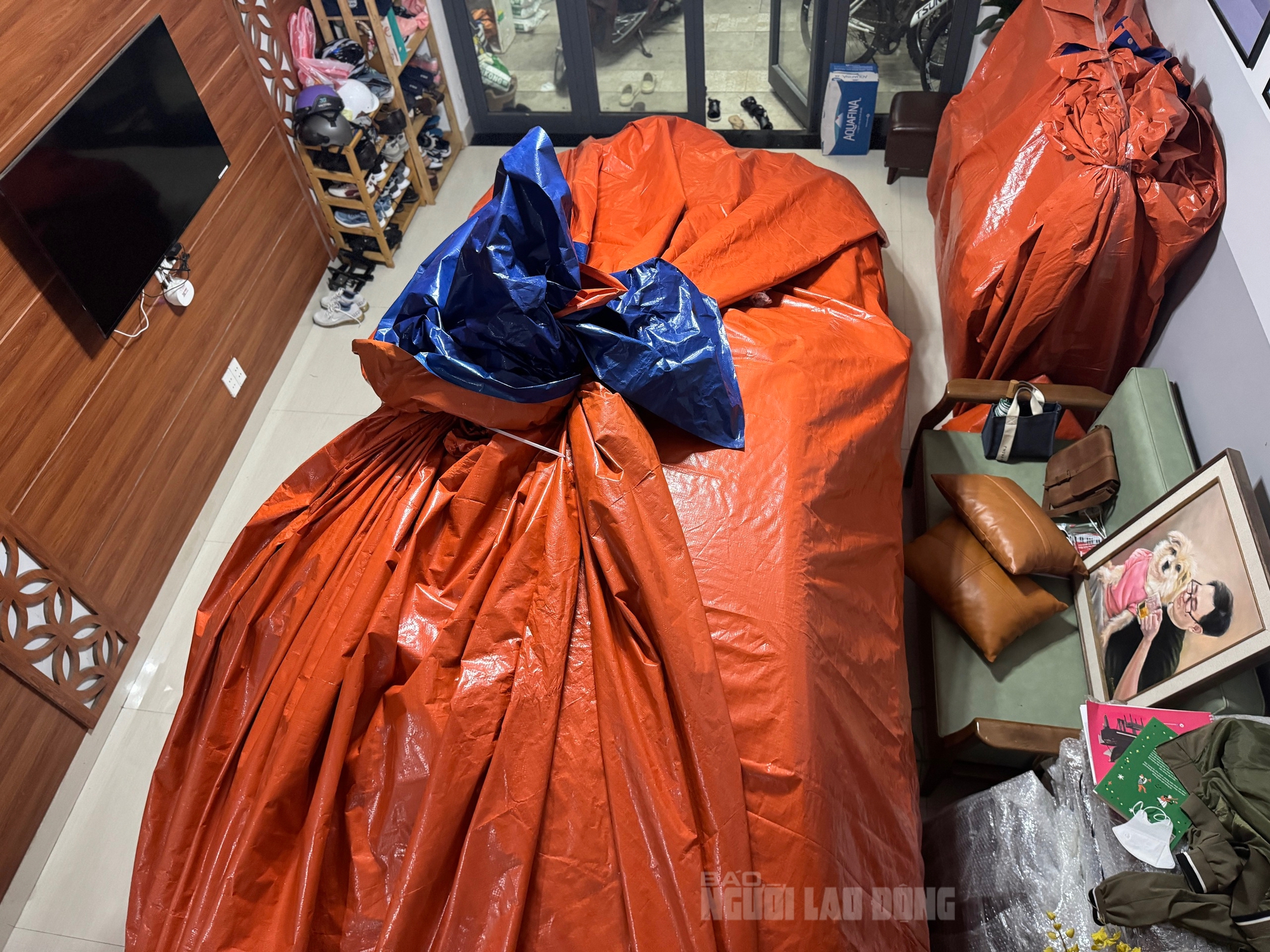 Sợ ngập, chủ xe BMW ở Đà Nẵng nghĩ ra cách ‘độc lạ’ để bảo vệ xế cưng- Ảnh 2. Sợ ngập, chủ xe BMW ở Đà Nẵng nghĩ ra cách ‘độc lạ’ để bảo vệ xế cưng- Ảnh 2.