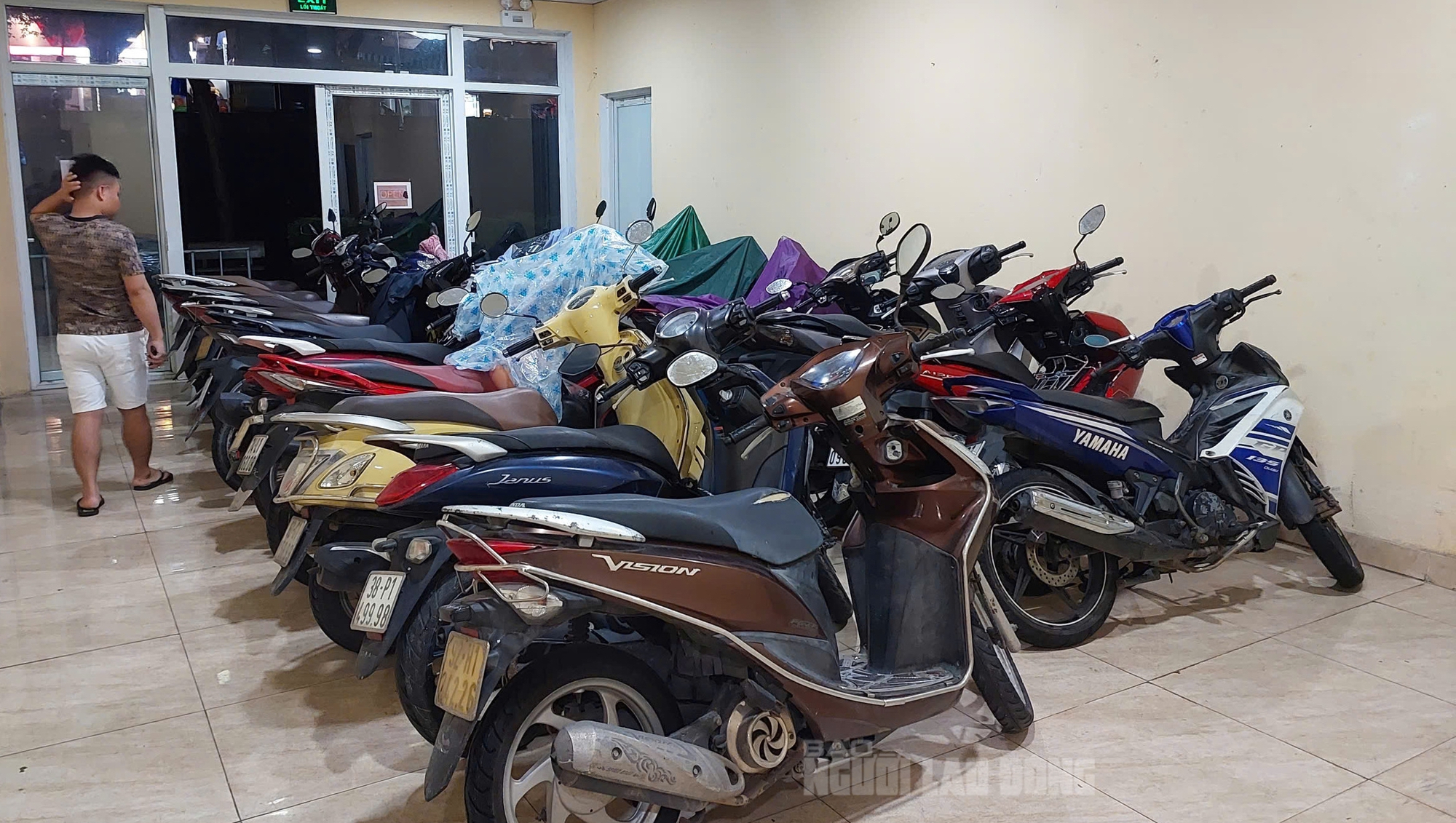 Sợ ngập, chủ xe BMW ở Đà Nẵng nghĩ ra cách ‘độc lạ’ để bảo vệ xế cưng- Ảnh 4. Sợ ngập, chủ xe BMW ở Đà Nẵng nghĩ ra cách ‘độc lạ’ để bảo vệ xế cưng- Ảnh 4.