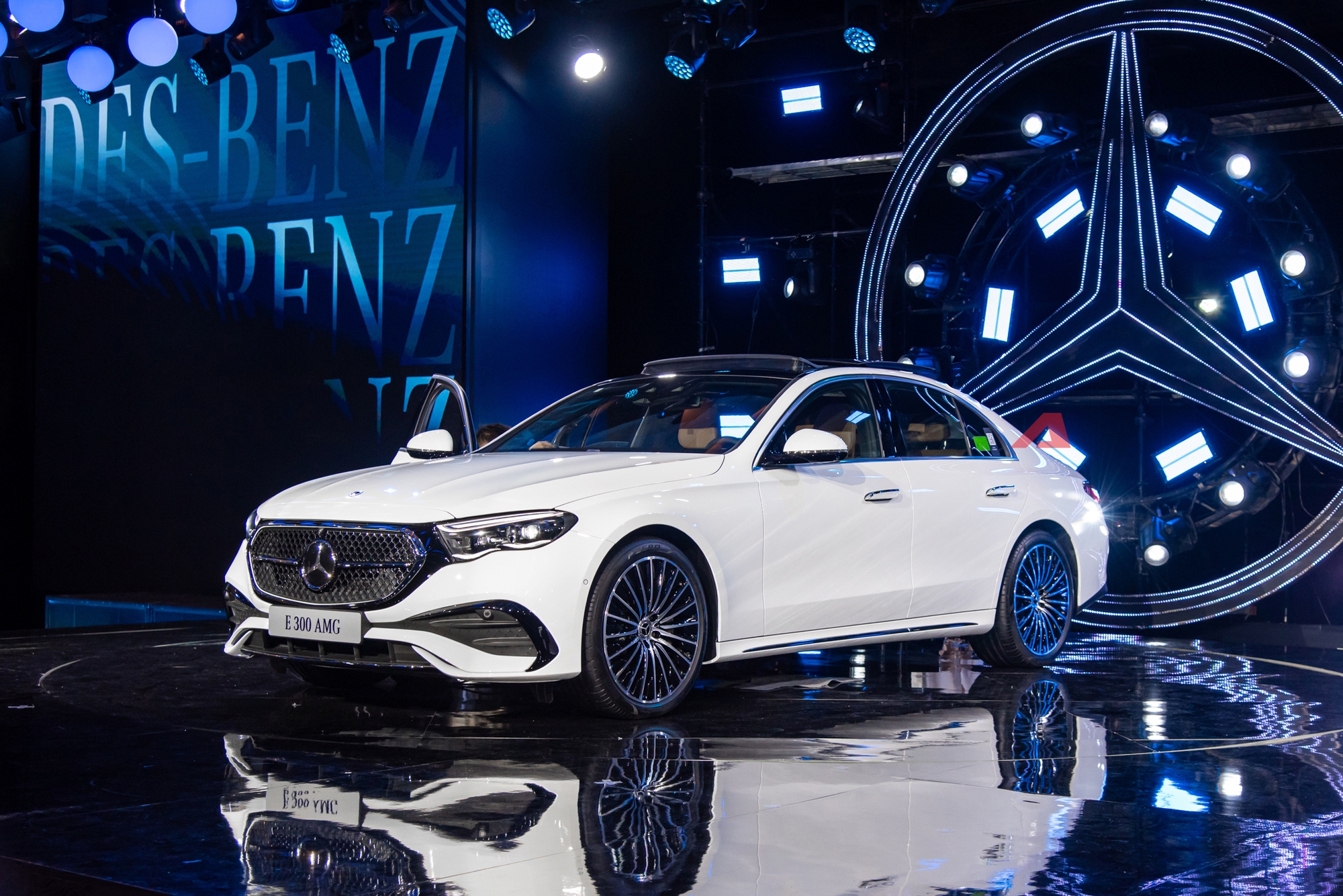 Video này không chỉ có E-Class 2025, tiết lộ của chuyên gia sản phẩm Mercedes-Benz Việt Nam gây bất ngờ- Ảnh 1.