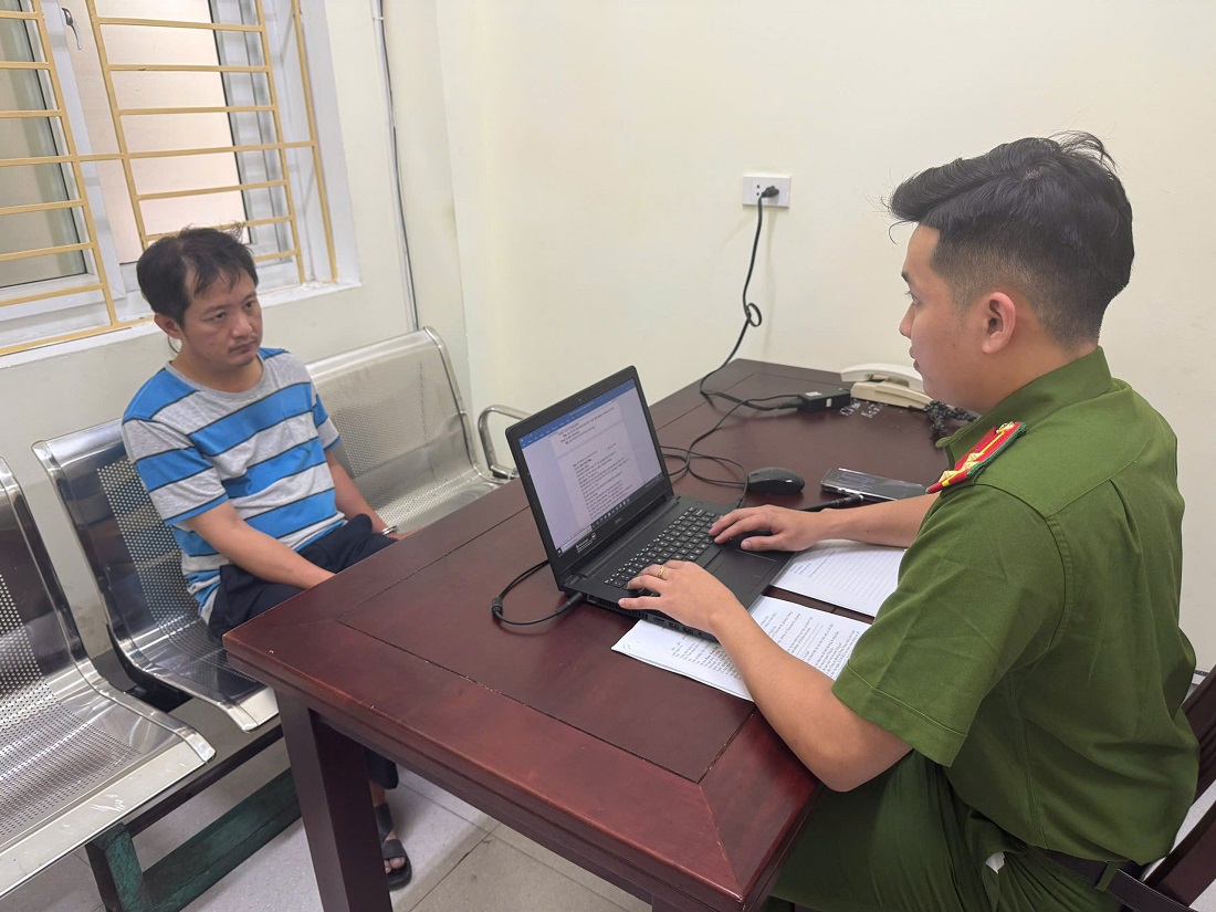 VIDEO: Thiếu tá CSGT bị ô tô tông, bám nắp ca-pô- Ảnh 1.