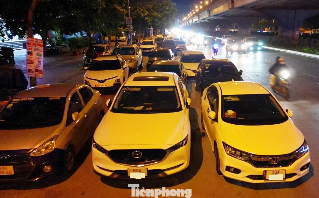 Cận cảnh tuyến đường được Trưởng Phòng CSGT Hà Nội nói "về đêm là thành bãi xe khổng lồ"- Ảnh 2.