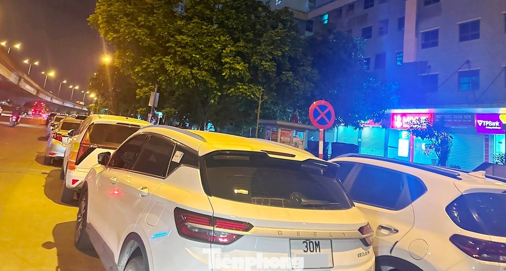 Cận cảnh tuyến đường được Trưởng Phòng CSGT Hà Nội nói "về đêm là thành bãi xe khổng lồ"- Ảnh 3.