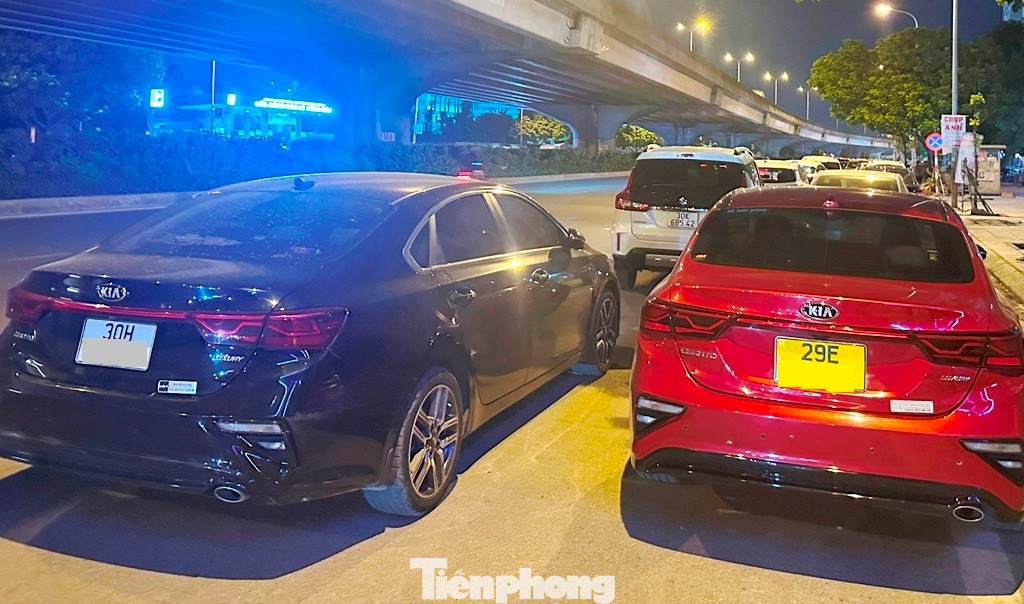 Cận cảnh tuyến đường được Trưởng Phòng CSGT Hà Nội nói "về đêm là thành bãi xe khổng lồ"- Ảnh 4.