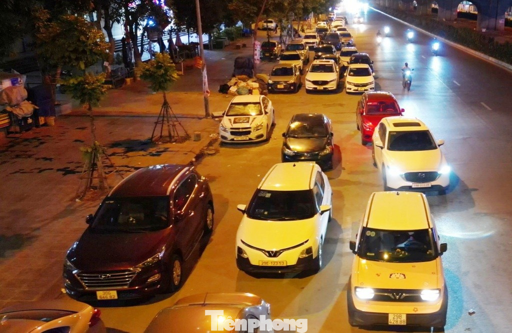 Cận cảnh tuyến đường được Trưởng Phòng CSGT Hà Nội nói "về đêm là thành bãi xe khổng lồ"- Ảnh 5.