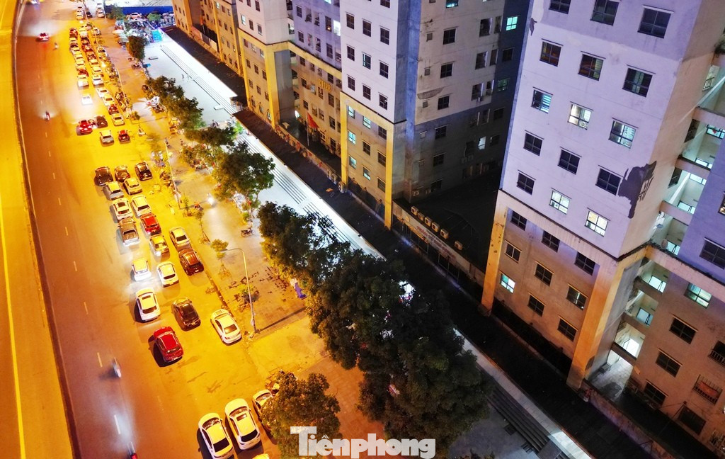 Cận cảnh tuyến đường được Trưởng Phòng CSGT Hà Nội nói "về đêm là thành bãi xe khổng lồ"- Ảnh 1.
