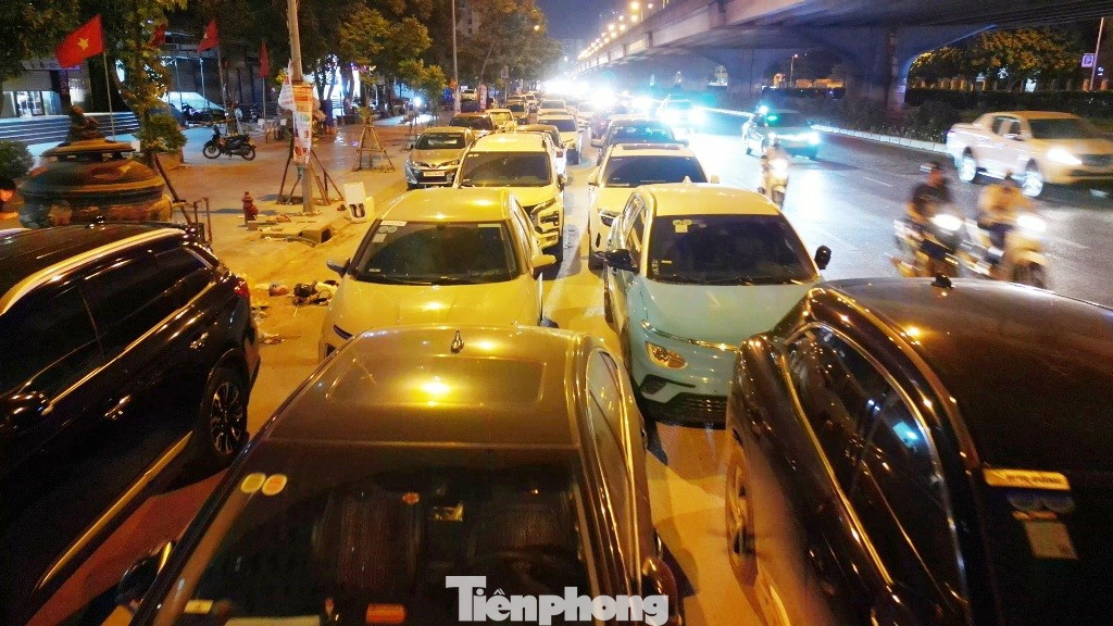 Cận cảnh tuyến đường được Trưởng Phòng CSGT Hà Nội nói "về đêm là thành bãi xe khổng lồ"- Ảnh 8.