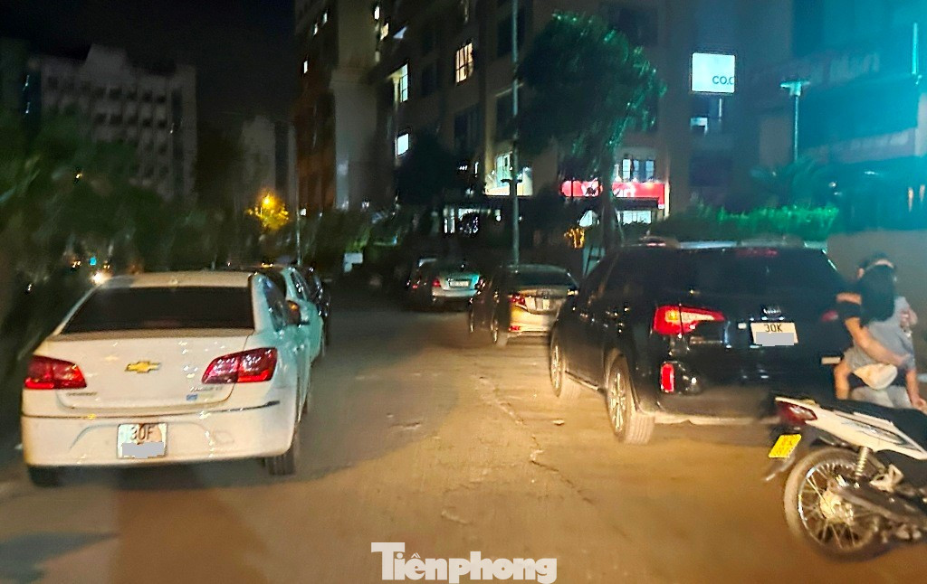 Cận cảnh tuyến đường được Trưởng Phòng CSGT Hà Nội nói "về đêm là thành bãi xe khổng lồ"- Ảnh 7.