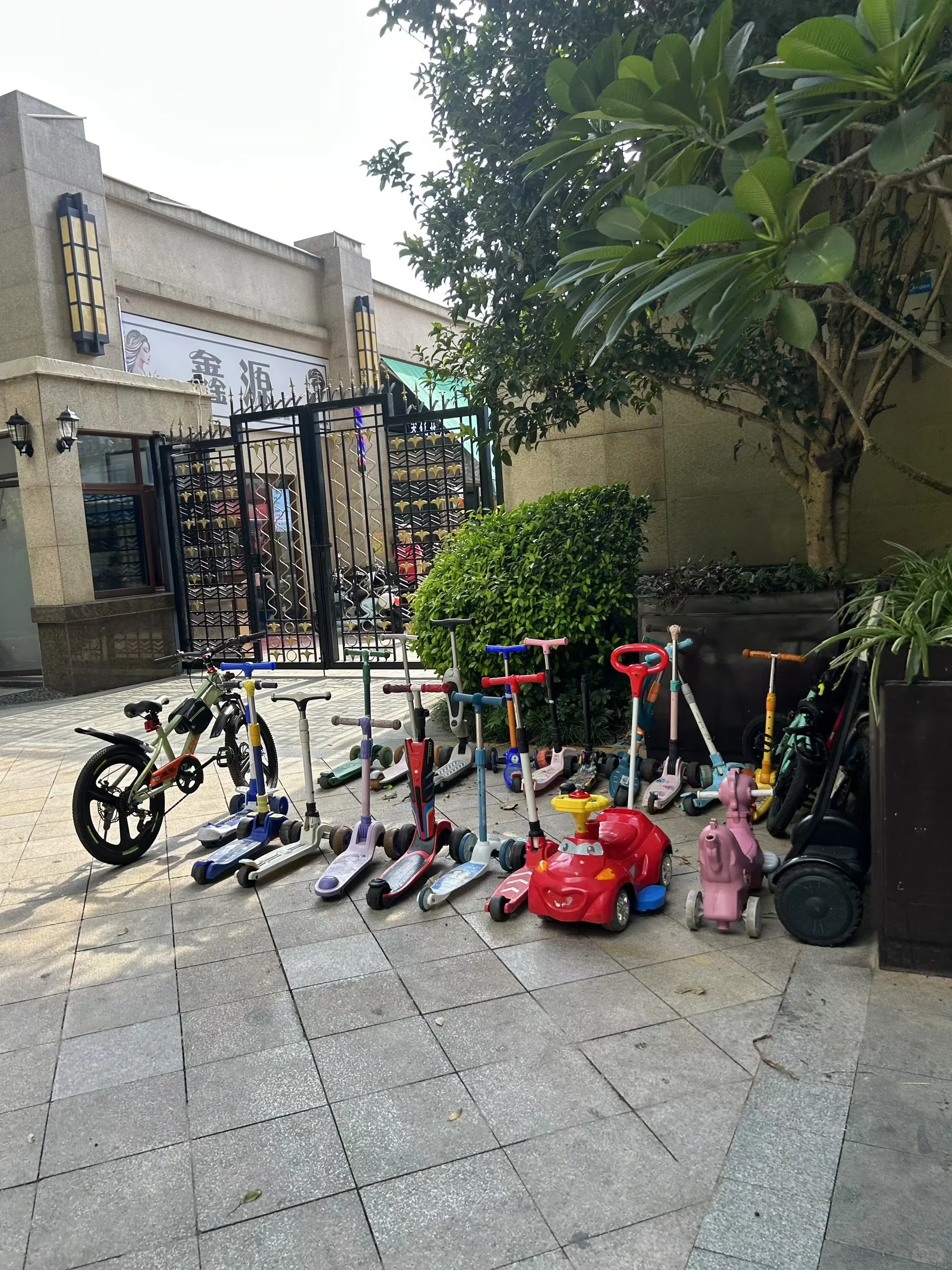 Bí mật phía sau bãi đỗ xe trường mầm non đang khiến MXH phát sốt- Ảnh 4.