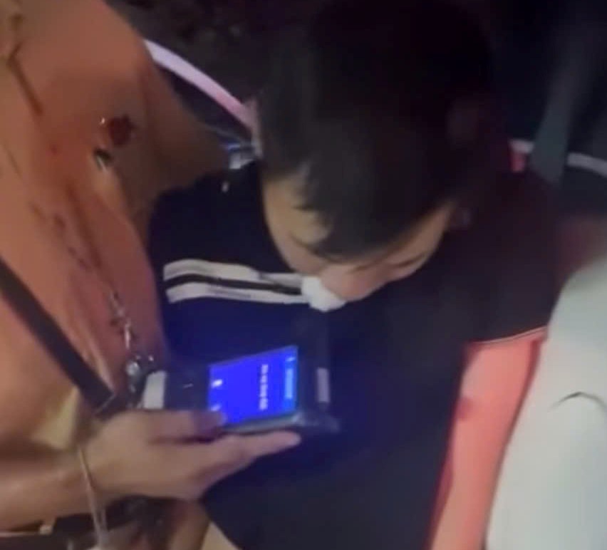 VIDEO: Tài xế xe ô tô say xỉn, đứng không vững khi đo nồng độ cồn- Ảnh 1.