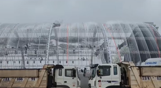 Mưa gió dữ dội làm rách rạp cưới chục tỷ của Viết Vương - Đỗ Hà, dàn xe tải được điều động gấp- Ảnh 2.