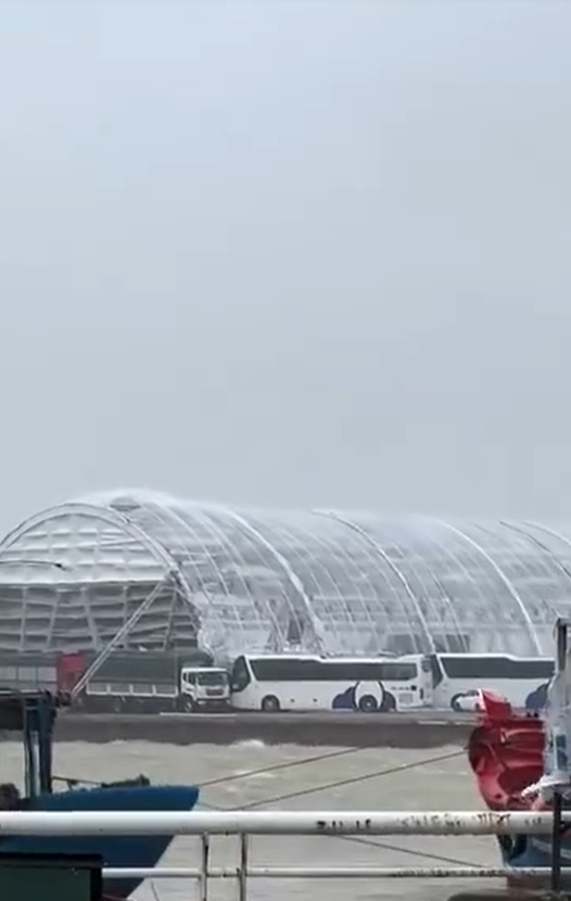 Mưa gió dữ dội làm rách rạp cưới chục tỷ của Viết Vương - Đỗ Hà, dàn xe tải được điều động gấp- Ảnh 3.