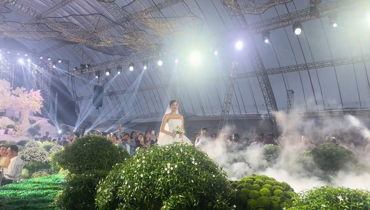 Mưa gió dữ dội làm rách rạp cưới chục tỷ của Viết Vương - Đỗ Hà, dàn xe tải được điều động gấp- Ảnh 5.