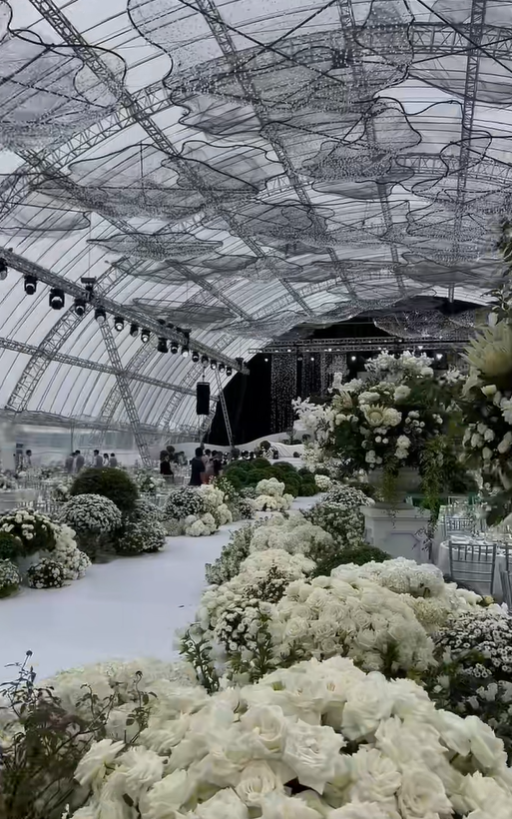 Mưa gió dữ dội làm rách rạp cưới chục tỷ của Viết Vương - Đỗ Hà, dàn xe tải được điều động gấp- Ảnh 9.