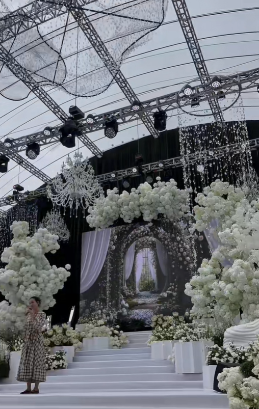 Mưa gió dữ dội làm rách rạp cưới chục tỷ của Viết Vương - Đỗ Hà, dàn xe tải được điều động gấp- Ảnh 10.