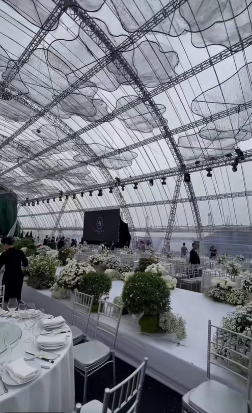 Mưa gió dữ dội làm rách rạp cưới chục tỷ của Viết Vương - Đỗ Hà, dàn xe tải được điều động gấp- Ảnh 8.