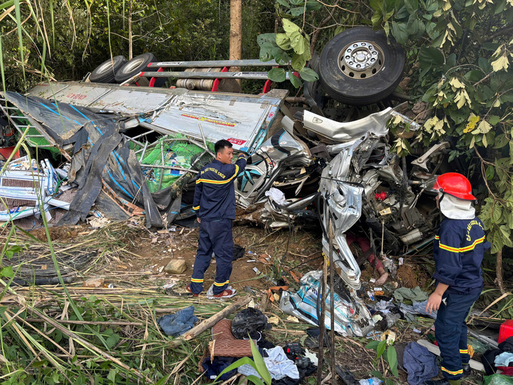 Lật xe tải trên Quốc lộ 14C ở Quảng Ngãi, 4 người thương vong- Ảnh 1.