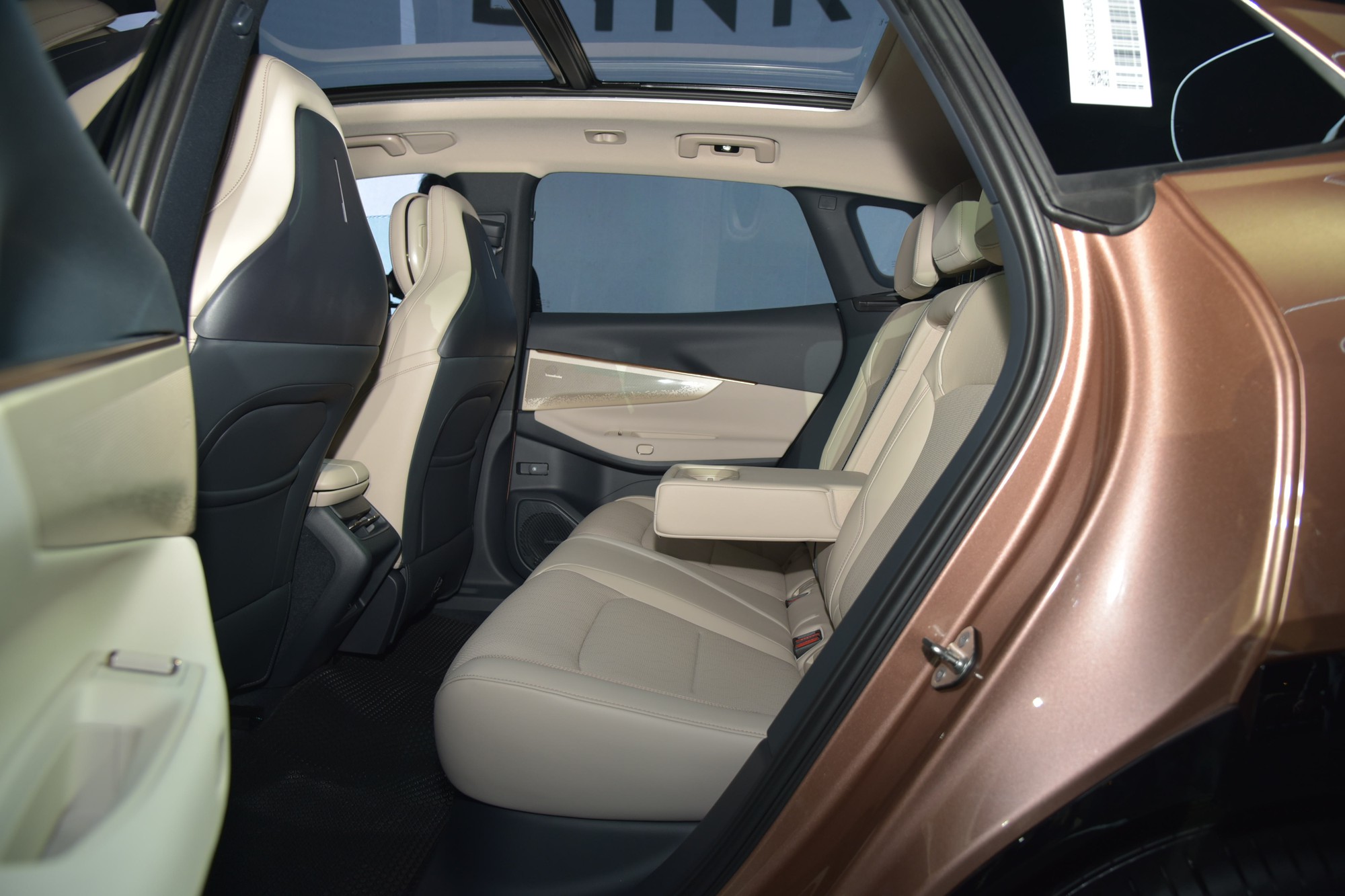 Lynk & Co 08 ra mắt Việt Nam: Giá từ 1,299 tỷ đồng, 5 chỗ nhưng ngang cỡ Santa Fe, PHEV, đầy bình dư sức chạy Hà Nội - Nha Trang- Ảnh 10.