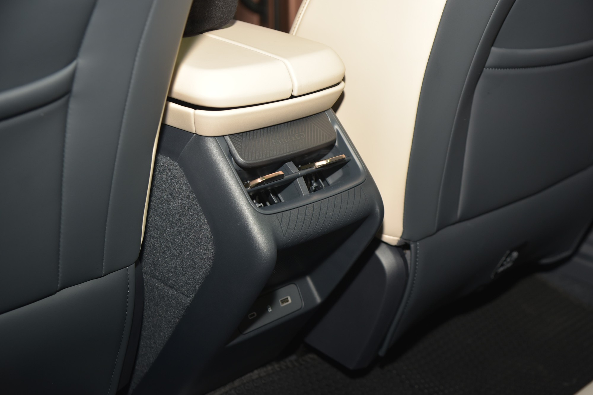 Lynk & Co 08 ra mắt Việt Nam: Giá từ 1,299 tỷ đồng, 5 chỗ nhưng ngang cỡ Santa Fe, PHEV, đầy bình dư sức chạy Hà Nội - Nha Trang- Ảnh 9.