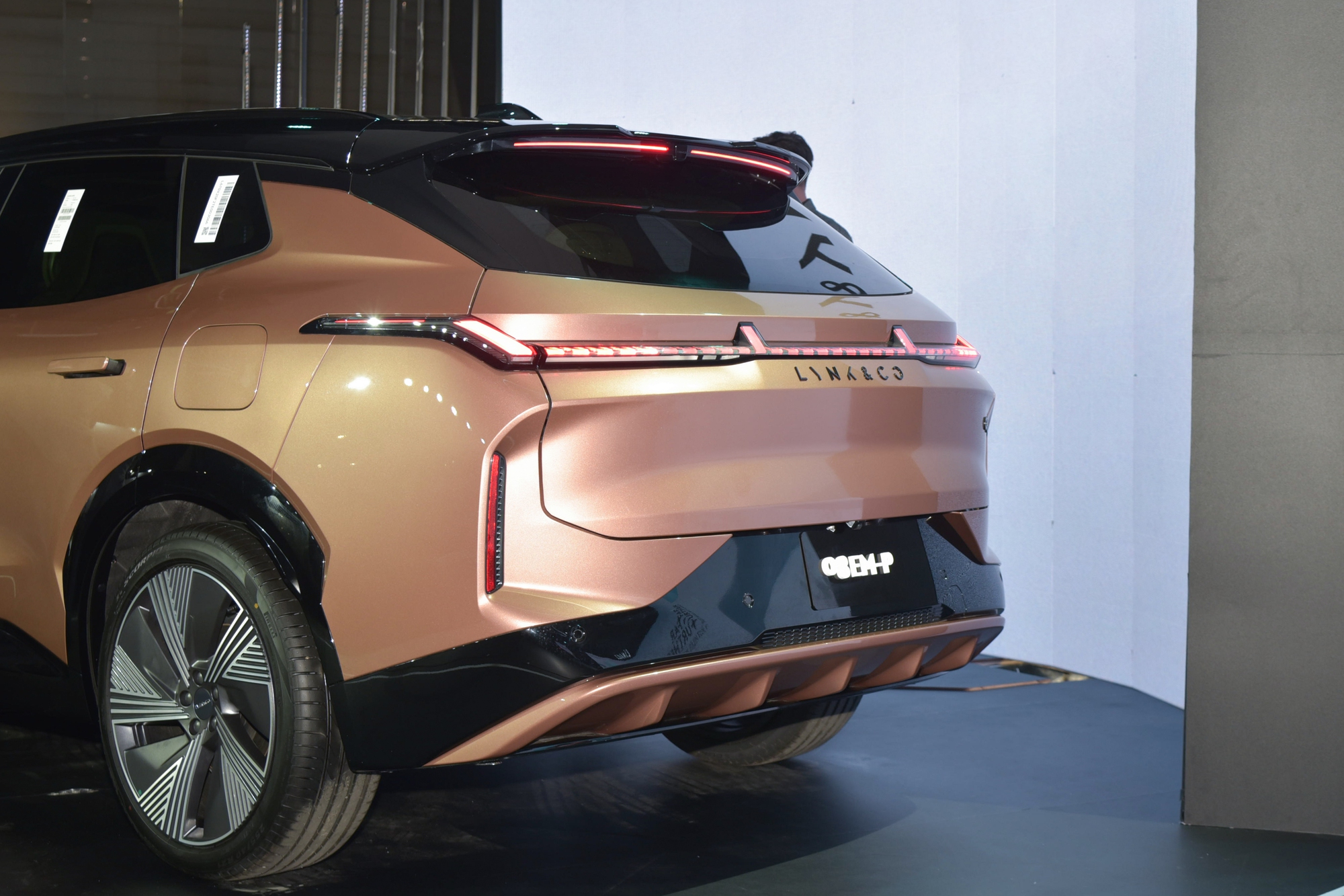 Lynk & Co 08 ra mắt Việt Nam: Giá từ 1,299 tỷ đồng, 5 chỗ nhưng ngang cỡ Santa Fe, PHEV, đầy bình dư sức chạy Hà Nội - Nha Trang- Ảnh 14.