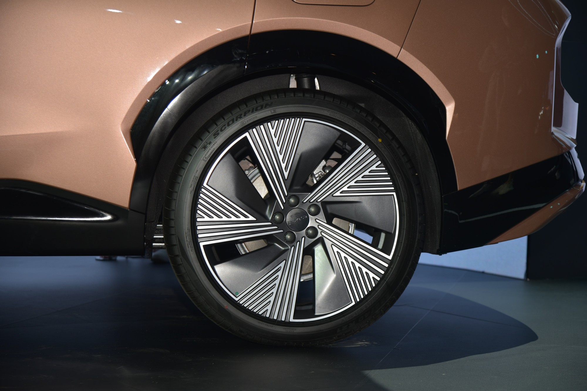 Lynk & Co 08 ra mắt Việt Nam: Giá từ 1,299 tỷ đồng, 5 chỗ nhưng ngang cỡ Santa Fe, PHEV, đầy bình dư sức chạy Hà Nội - Nha Trang- Ảnh 12.