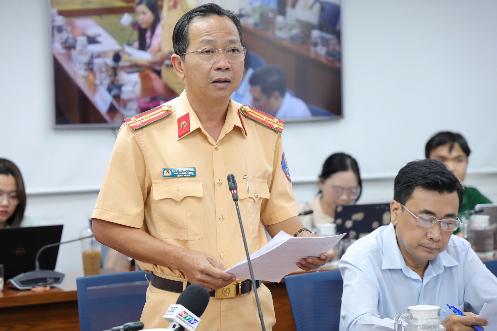 CSGT TP HCM sẽ tăng cường "phạt nguội" xe máy leo vỉa hè- Ảnh 1.