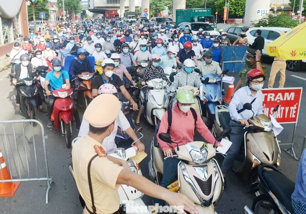 Chuyên gia: Đề xuất bố trí lệch giờ học, giờ làm giúp giảm ùn tắc giao thông ngay- Ảnh 2.