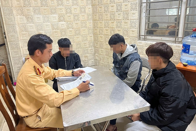 Nhóm thanh niên 'đầu trần' đi mô tô bám theo xe chở phạm nhân gây xôn xao trên phố Hà Nội- Ảnh 2. Nhóm thanh niên 'đầu trần' đi mô tô bám theo xe chở phạm nhân gây xôn xao trên phố Hà Nội- Ảnh 2.