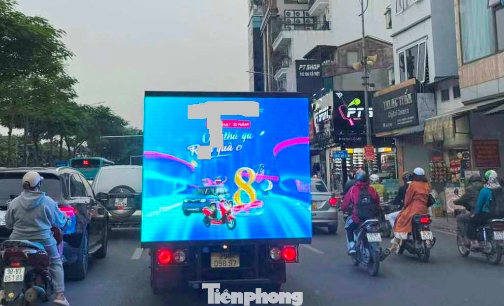 Choáng với xe tải 'trùm biển LED' chạy giữa trung tâm Hà Nội- Ảnh 2.