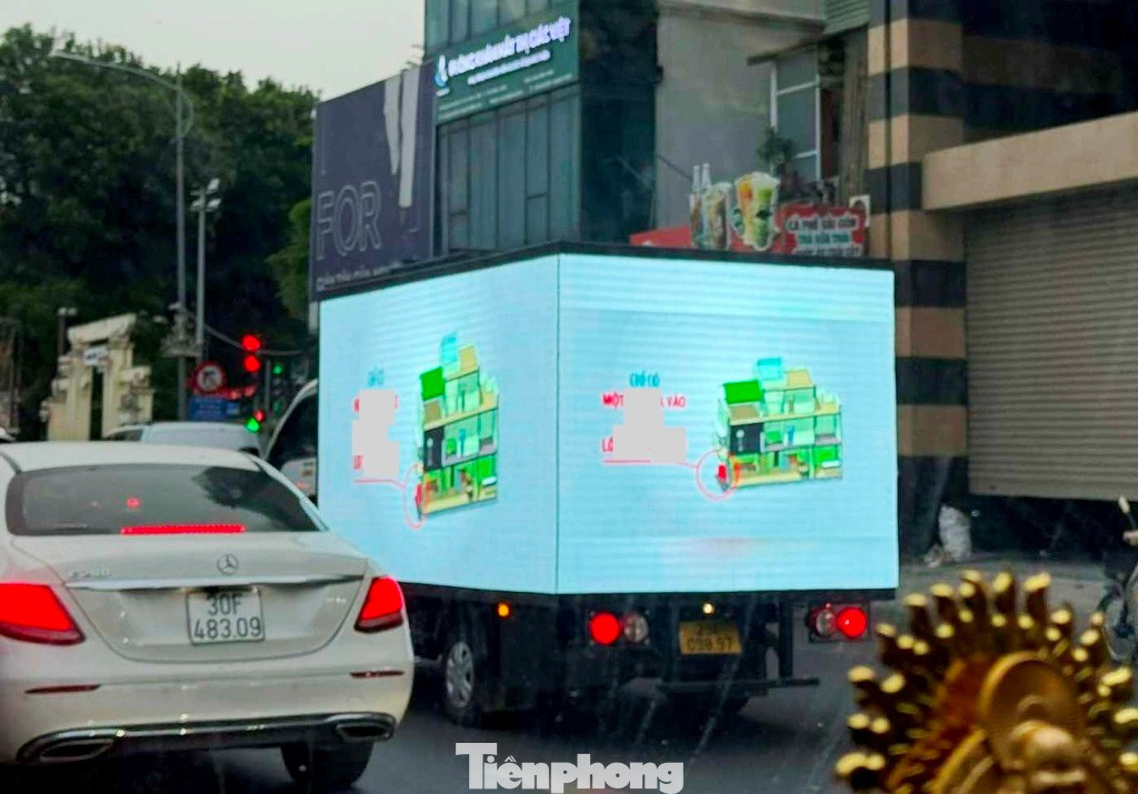 Choáng với xe tải 'trùm biển LED' chạy giữa trung tâm Hà Nội- Ảnh 1.