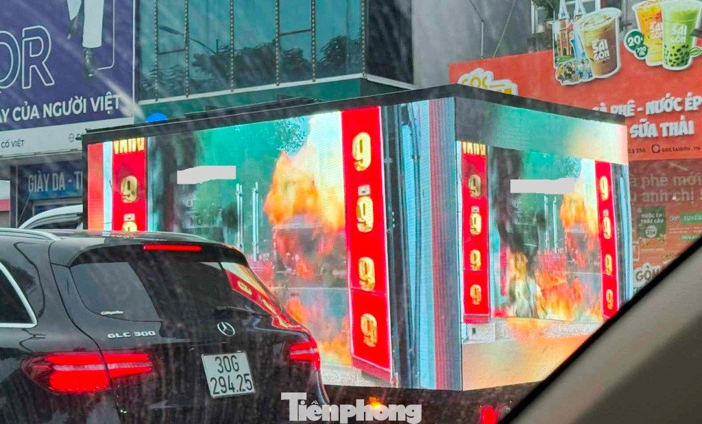 Choáng với xe tải 'trùm biển LED' chạy giữa trung tâm Hà Nội- Ảnh 3.