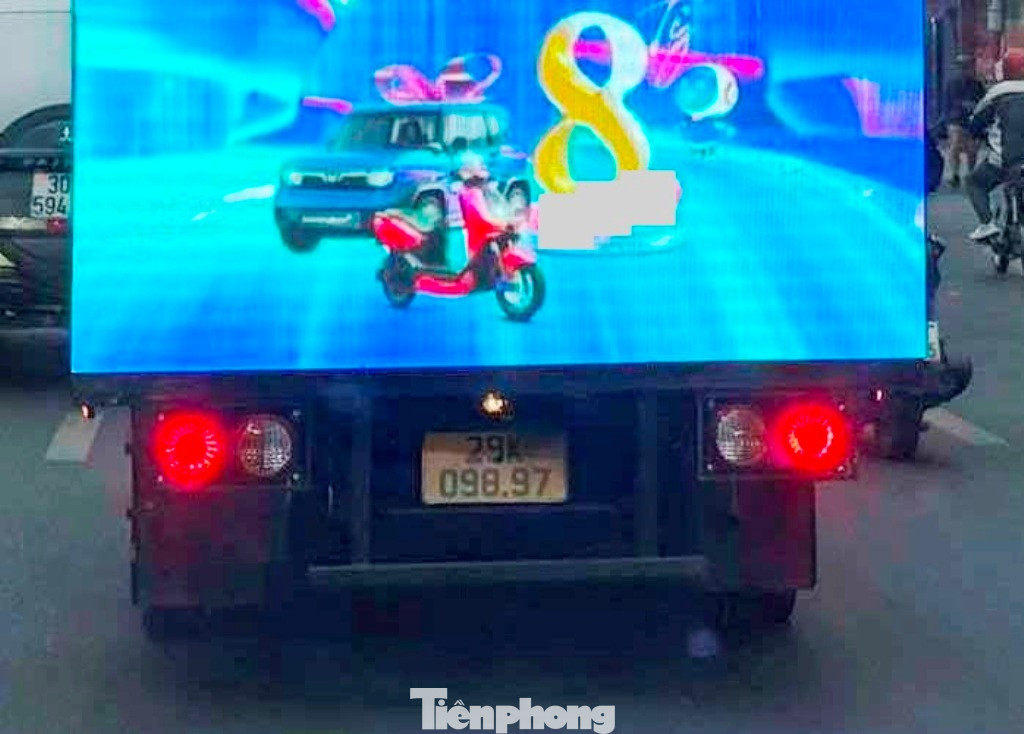 Choáng với xe tải 'trùm biển LED' chạy giữa trung tâm Hà Nội- Ảnh 4.