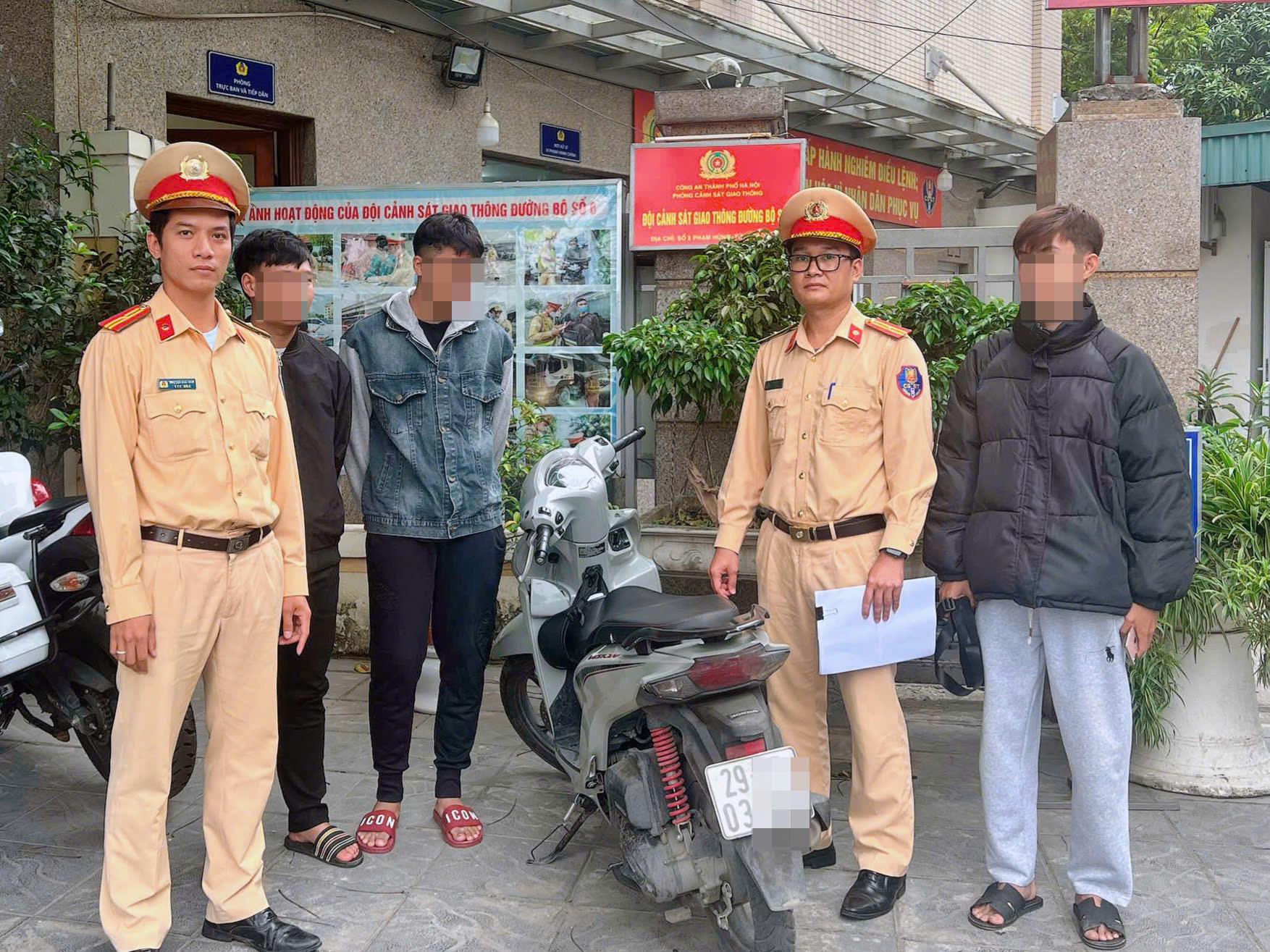 Nhóm thanh niên 'đầu trần' đi mô tô bám theo xe chở phạm nhân gây xôn xao trên phố Hà Nội- Ảnh 3. Nhóm thanh niên 'đầu trần' đi mô tô bám theo xe chở phạm nhân gây xôn xao trên phố Hà Nội- Ảnh 3.