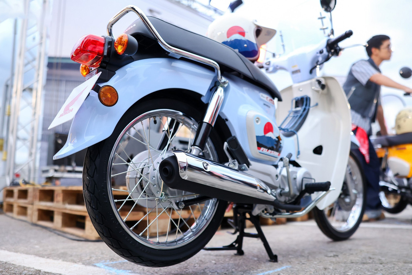 Cận cảnh Honda Super Cub phiên bản giới hạn 500 chiếc vừa trình làng- Ảnh 4.