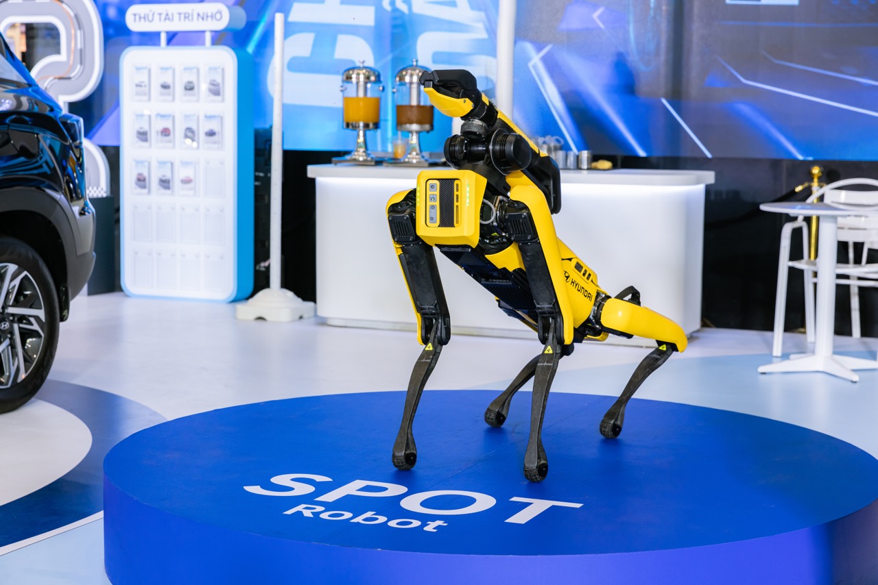 Robot Spot xuất hiện giữa dàn SUV nhà Hyundai: Tương tác với khán giả, trang bị camera 4K và đèn LED- Ảnh 2. Robot Spot xuất hiện giữa dàn SUV nhà Hyundai: Tương tác với khán giả, trang bị camera 4K và đèn LED- Ảnh 2.