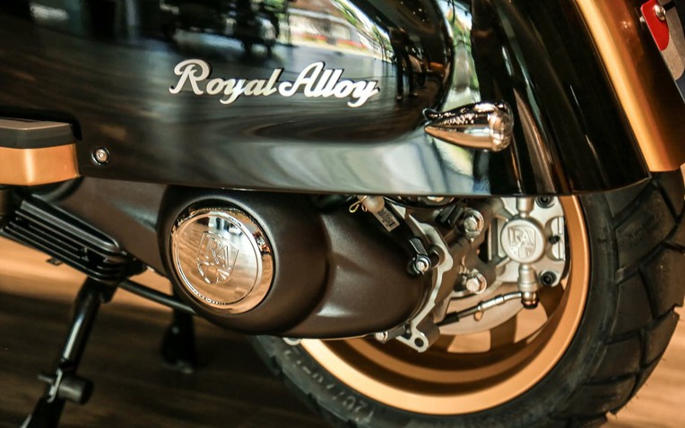 Mẫu xe tay ga Royal Alloy JPS 350: Cổ điển đến từng tấm thép, hiện đại đến từng chi tiết!- Ảnh 1.