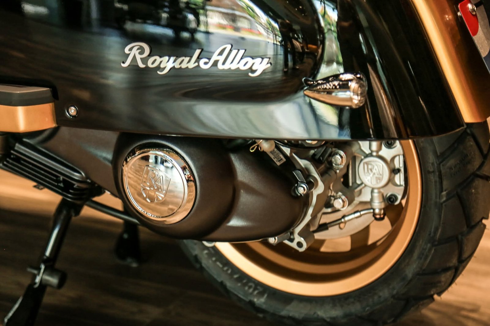 Mẫu xe tay ga Royal Alloy JPS 350: Cổ điển đến từng tấm thép, hiện đại đến từng chi tiết!- Ảnh 8.