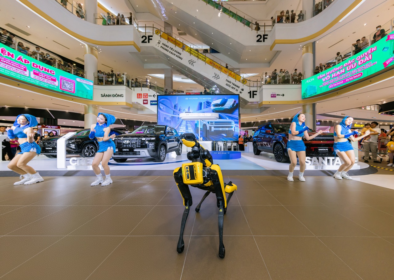 Robot Spot xuất hiện giữa dàn SUV nhà Hyundai: Tương tác với khán giả, trang bị camera 4K và đèn LED- Ảnh 3. Robot Spot xuất hiện giữa dàn SUV nhà Hyundai: Tương tác với khán giả, trang bị camera 4K và đèn LED- Ảnh 3.