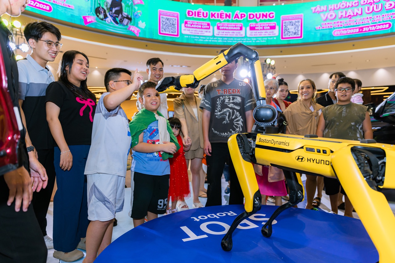 Robot Spot xuất hiện giữa dàn SUV nhà Hyundai: Tương tác với khán giả, trang bị camera 4K và đèn LED- Ảnh 4. Robot Spot xuất hiện giữa dàn SUV nhà Hyundai: Tương tác với khán giả, trang bị camera 4K và đèn LED- Ảnh 4.