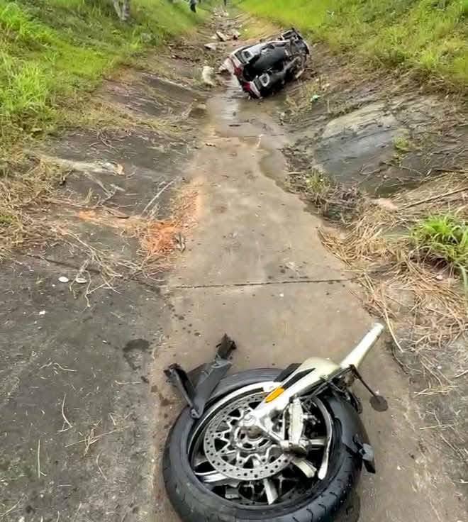 Xe Honda Thái gãy đôi sau tai nạn nhưng người lái chỉ bị thương nhẹ nhờ thứ rất lạ: CSGT cũng dùng xe này- Ảnh 1.