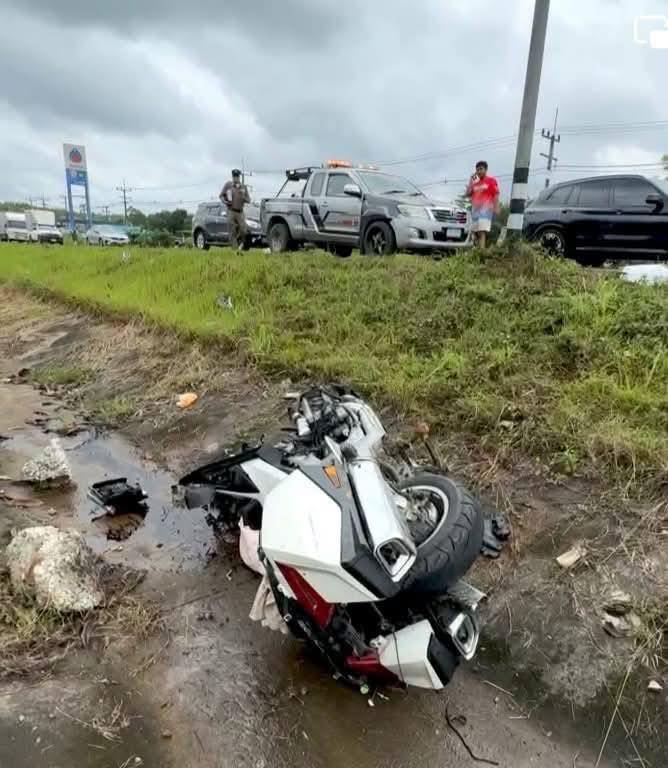 Xe Honda Thái gãy đôi sau tai nạn nhưng người lái chỉ bị thương nhẹ nhờ thứ rất lạ: CSGT cũng dùng xe này- Ảnh 2.