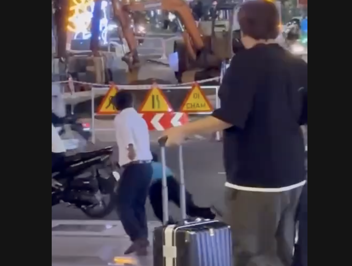 Clip tài xế taxi công nghệ bị đánh tới tấp ở Nha Trang gây xôn xao mạng xã hội- Ảnh 1. Clip tài xế taxi công nghệ bị đánh tới tấp ở Nha Trang gây xôn xao mạng xã hội- Ảnh 1.