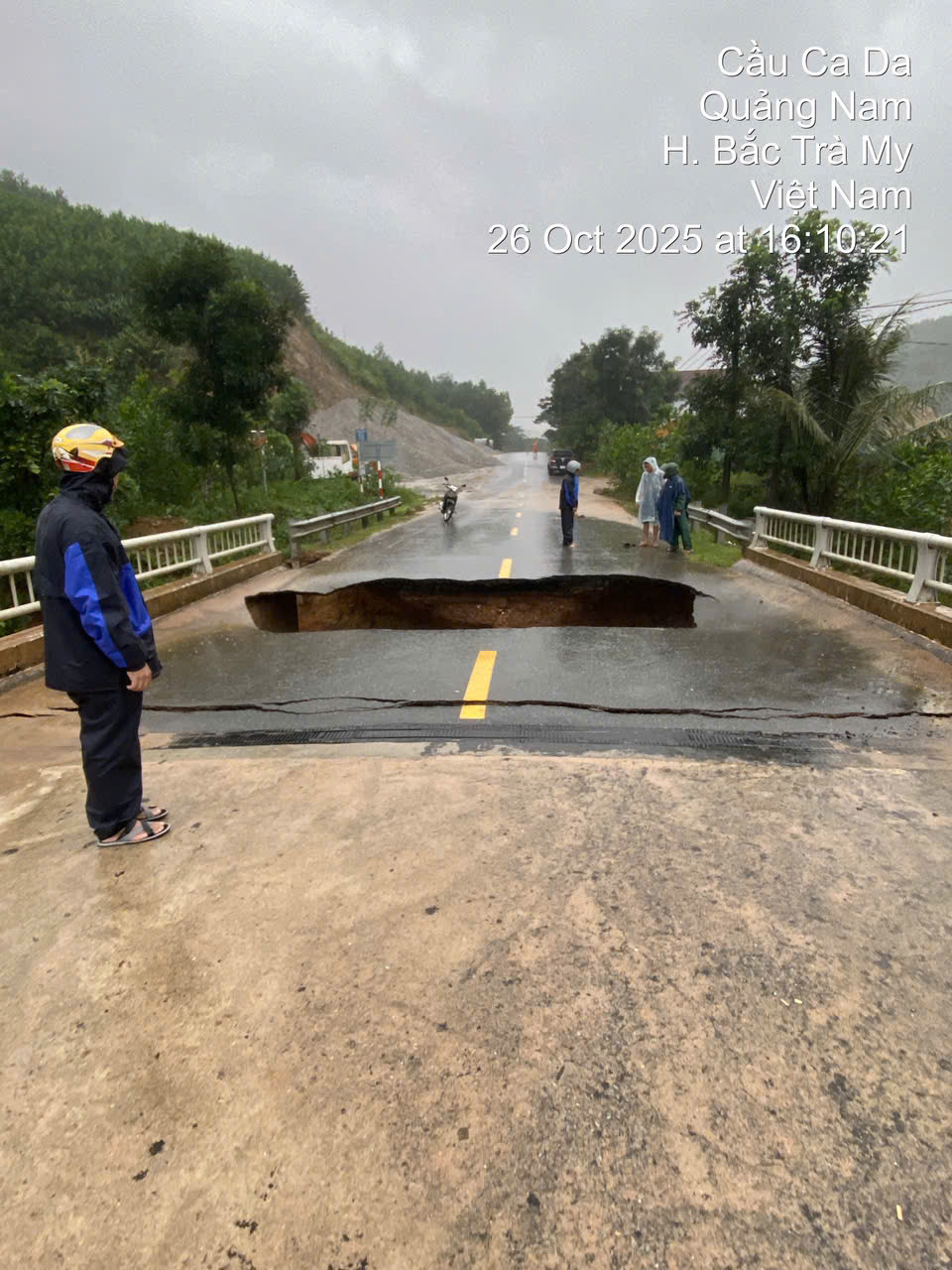 CLIP: "Hố tử thần" ở Đà Nẵng nuốt chửng xe máy, một người may mắn thoát chết- Ảnh 1.