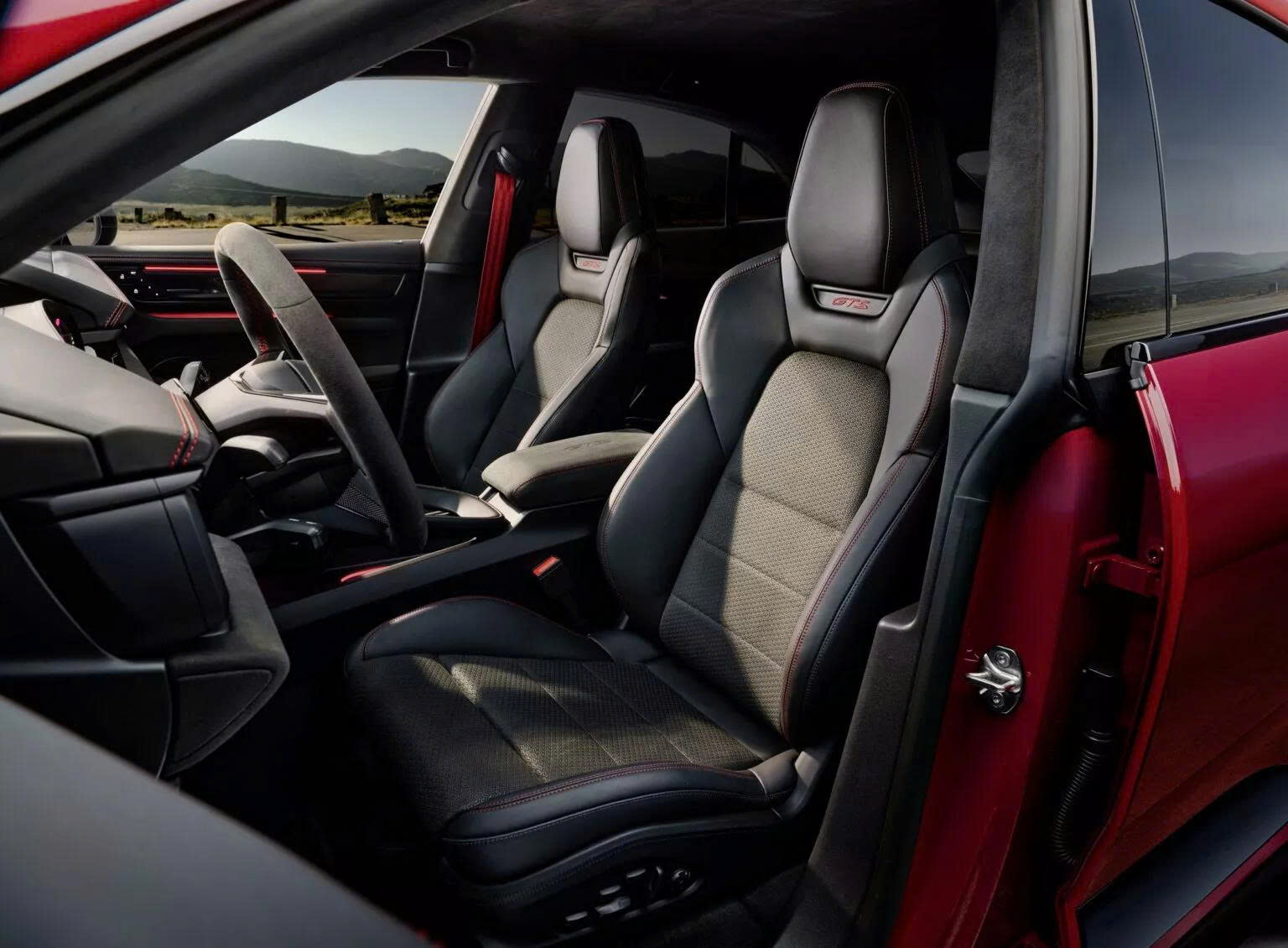 Porsche Macan thêm bản GTS thể thao: Giá quy đổi hơn 2,7 tỷ đồng, động cơ điện mạnh 563 mã lực, chạy Hà Nội - Đà Nẵng không cần sạc- Ảnh 9.