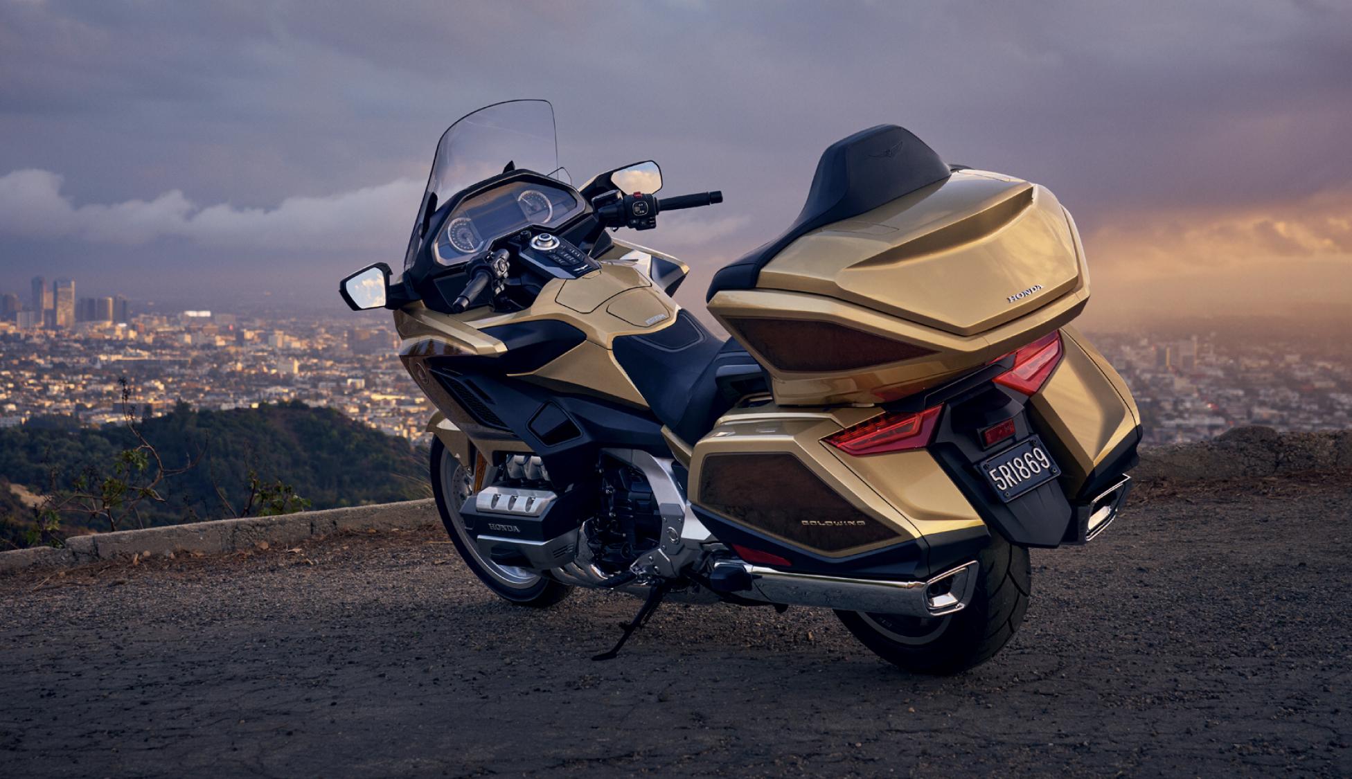 Xe Honda Thái gãy đôi sau tai nạn nhưng người lái chỉ bị thương nhẹ nhờ thứ rất lạ: CSGT cũng dùng xe này- Ảnh 8.