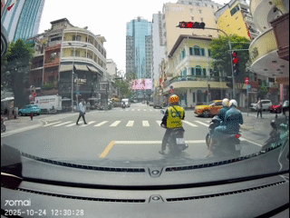 CLIP: Ô tô rẽ trái, tông trúng người đi bộ đi đúng vạch kẻ đường ở trung tâm TP HCM- Ảnh 1.