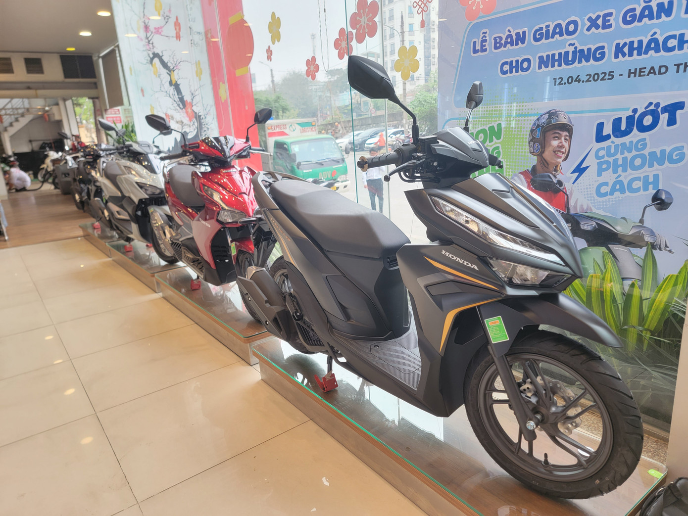 Thị trường xe máy xăng chững lại, xe máy điện tăng tốc- Ảnh 1.