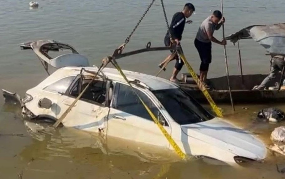 Xe sang Mercedes “mất tích” nhiều ngày trong trận lũ lụt kinh hoàng được tìm thấy dưới sông- Ảnh 1.
