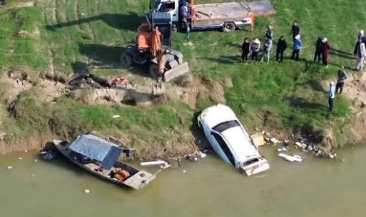 Xe sang Mercedes “mất tích” nhiều ngày trong trận lũ lụt kinh hoàng được tìm thấy dưới sông- Ảnh 2.